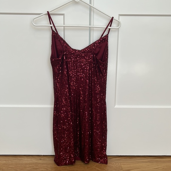 Woman’s xsmall cocktail dress, maroon with sequins. Above the knee. - Picture 2 of 7